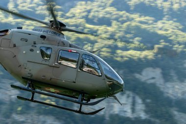 Mollis, İsviçre, 18 Ağustos, 2023 T-367 İsviçre askeri Eurocopter EC-635 P2 + helikopter hava gösterimi sırasında