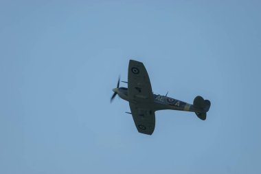 Mollis, İsviçre, 18 Ağustos, 2023 EP-120 Supermarine LF Mk Vb Spitfire Hava Gösterisi sırasında tarihi uçak