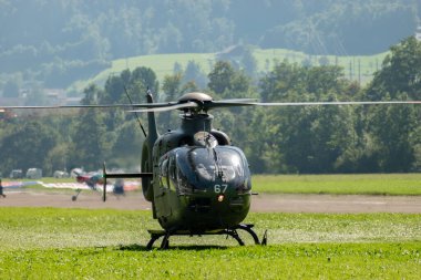 Mollis, İsviçre, 18 Ağustos, 2023 T-367 İsviçre askeri Eurocopter EC-635 P2 + helikopter bir hava gösterisi sırasında