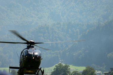 Mollis, İsviçre, 18 Ağustos, 2023 T-367 İsviçre askeri Eurocopter EC-635 P2 + helikopter bir hava gösterisi sırasında