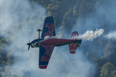 Mollis, İsviçre, 18 Ağustos 2023 Uçan Boğalar bir hava gösterisi sırasında akrobatik uçuş gösterileri