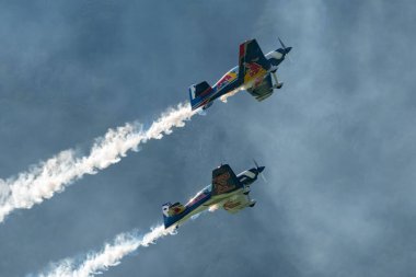 Mollis, İsviçre, 18 Ağustos 2023 Uçan Boğalar bir hava gösterisi sırasında akrobatik uçuş gösterileri