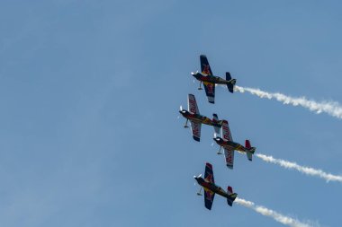 Mollis, İsviçre, 18 Ağustos 2023 Uçan Boğalar bir hava gösterisi sırasında akrobatik uçuş gösterileri