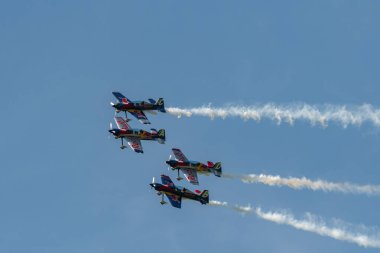 Mollis, İsviçre, 18 Ağustos 2023 Uçan Boğalar bir hava gösterisi sırasında akrobatik uçuş gösterileri