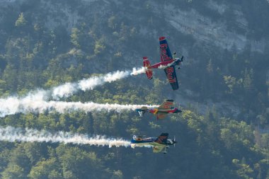 Mollis, İsviçre, 18 Ağustos 2023 Uçan Boğalar bir hava gösterisi sırasında akrobatik uçuş gösterileri