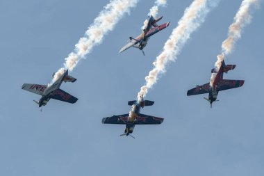 Mollis, İsviçre, 18 Ağustos 2023 Uçan Boğalar bir hava gösterisi sırasında akrobatik uçuş gösterileri