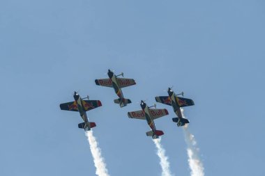 Mollis, İsviçre, 18 Ağustos 2023 Uçan Boğalar bir hava gösterisi sırasında akrobatik uçuş gösterileri