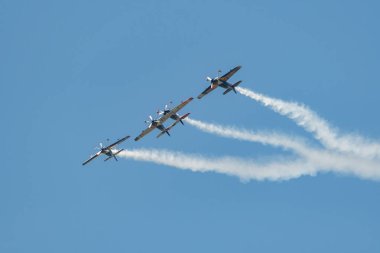 Mollis, İsviçre, 18 Ağustos 2023 Uçan Boğalar bir hava gösterisi sırasında akrobatik uçuş gösterileri