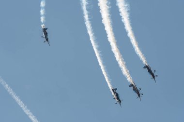 Mollis, İsviçre, 18 Ağustos 2023 Uçan Boğalar bir hava gösterisi sırasında akrobatik uçuş gösterileri