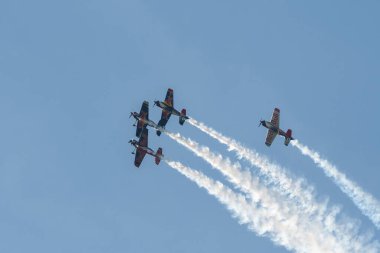 Mollis, İsviçre, 18 Ağustos 2023 Uçan Boğalar bir hava gösterisi sırasında akrobatik uçuş gösterileri