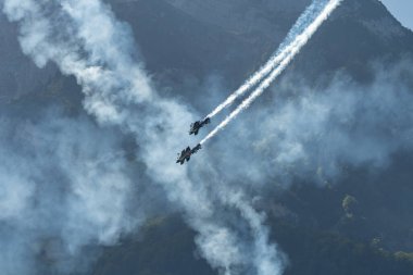 Mollis, İsviçre, 18 Ağustos 2023 Uçan Boğalar bir hava gösterisi sırasında akrobatik uçuş gösterileri