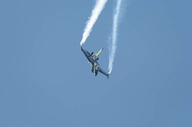 Mollis, İsviçre, 18 Ağustos 2023 Lockheed Martin F-1600 Falcon avcı uçağı hava gösterisi sırasında