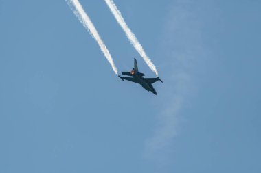 Mollis, İsviçre, 18 Ağustos 2023 Lockheed Martin F-1600 Falcon avcı uçağı hava gösterisi sırasında