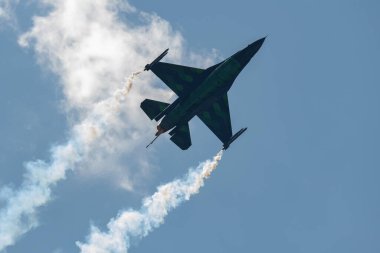 Mollis, İsviçre, 18 Ağustos 2023 Lockheed Martin F-1600 Falcon avcı uçağı hava gösterisi sırasında