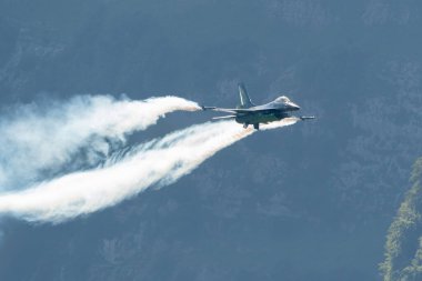 Mollis, İsviçre, 18 Ağustos 2023 Lockheed Martin F-1600 Falcon avcı uçağı hava gösterisi sırasında