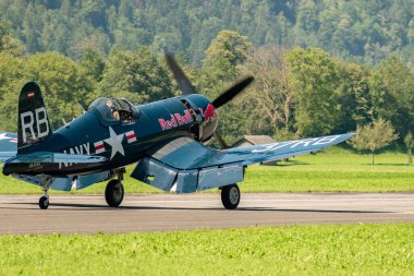 Mollis, İsviçre, 18 Ağustos 2023 OE-EAS Chance Vought F4U-4 Corsair tarihi uçağı piste iniyor.