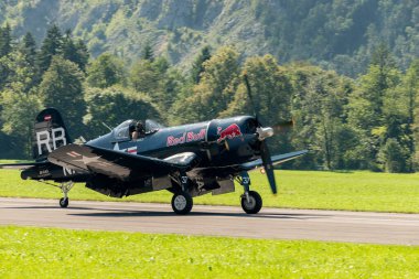 Mollis, İsviçre, 18 Ağustos 2023 OE-EAS Chance Vought F4U-4 Corsair tarihi uçağı piste iniyor.