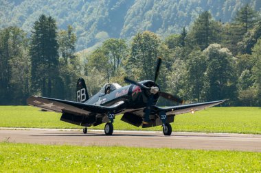 Mollis, İsviçre, 18 Ağustos 2023 OE-EAS Chance Vought F4U-4 Corsair tarihi uçağı piste iniyor.