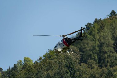 Mollis, İsviçre, 18 Ağustos 2023 HB-ZUA AS-350B H125 helikopteri