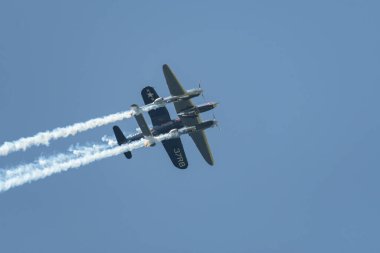 Mollis, İsviçre, 18 Ağustos 2023 Lockheed P-38L Yıldırım ve bir Chance Vought F4U-4 Corsair tarihi uçak uçuş düzeninde.