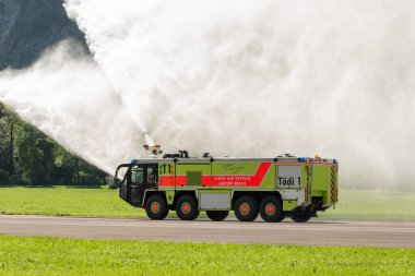 Mollis, İsviçre, 18 Ağustos 2023 Bir hava gösterisi sırasında su sıçratan itfaiye aracı sunumu