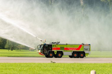 Mollis, İsviçre, 18 Ağustos 2023 Bir hava gösterisi sırasında su sıçratan itfaiye aracı sunumu