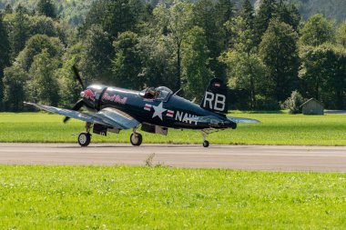 Mollis, İsviçre, 18 Ağustos 2023 OE-EAS Chance Vought F4U-4 Corsair uçağı piste iniyor.