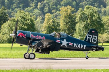 Mollis, İsviçre, 18 Ağustos 2023 OE-EAS Chance Vought F4U-4 Corsair uçağı piste iniyor.