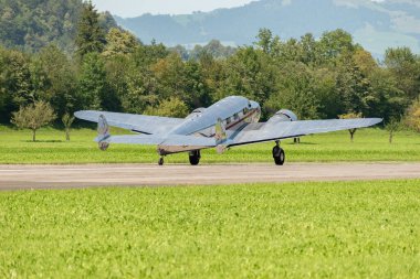 Mollis, İsviçre, 18 Ağustos 2023 NC-18125 Lockheed Model 12 Electra Junior tarihi uçak piste yanaşıyor.