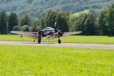 Mollis, İsviçre, 18 Ağustos 2023 NC-18125 Lockheed Model 12 Electra Junior tarihi uçak piste yanaşıyor.