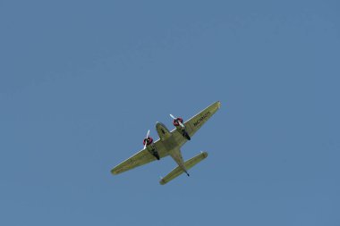 Mollis, İsviçre, 18 Ağustos 2023 NC-18125 Lockheed Model 12 Electra Junior tarihi uçak hava gösterisi sırasında