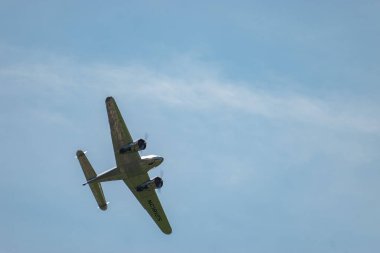 Mollis, İsviçre, 18 Ağustos 2023 NC-18125 Lockheed Model 12 Electra Junior uçağı bir hava gösterisi sırasında sahneleniyor.