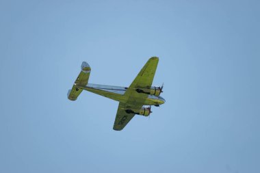 Mollis, İsviçre, 18 Ağustos 2023 NC-18125 Lockheed Model 12 Electra Junior uçağı bir hava gösterisi sırasında sahneleniyor.