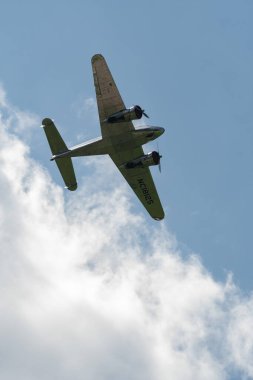Mollis, İsviçre, 18 Ağustos 2023 NC-18125 Lockheed Model 12 Electra Junior uçağı bir hava gösterisi sırasında sahneleniyor.