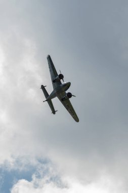 Mollis, İsviçre, 18 Ağustos 2023 NC-18125 Lockheed Model 12 Electra Junior uçağı bir hava gösterisi sırasında sahneleniyor.