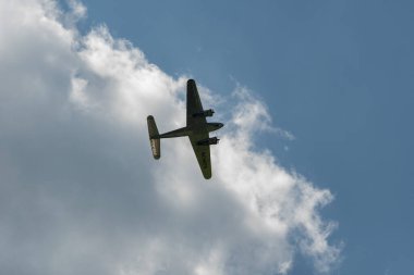 Mollis, İsviçre, 18 Ağustos 2023 NC-18125 Lockheed Model 12 Electra Junior uçağı bir hava gösterisi sırasında sahneleniyor.