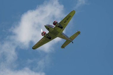 Mollis, İsviçre, 18 Ağustos 2023 NC-18125 Lockheed Model 12 Electra Junior uçağı bir hava gösterisi sırasında sahneleniyor.