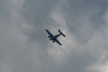 Mollis, İsviçre, 18 Ağustos 2023 NC-18125 Lockheed Model 12 Electra Junior uçağı bir hava gösterisi sırasında sahneleniyor.