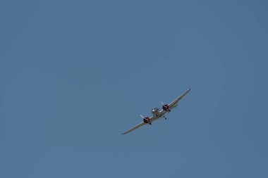 Mollis, İsviçre, 18 Ağustos 2023 NC-18125 Lockheed Model 12 Electra Junior uçağı bir hava gösterisi sırasında sahneleniyor.