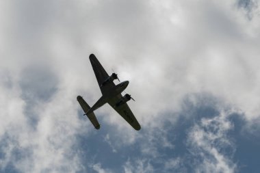 Mollis, İsviçre, 18 Ağustos 2023 NC-18125 Lockheed Model 12 Electra Junior uçağı bir hava gösterisi sırasında sahneleniyor.