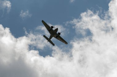 Mollis, İsviçre, 18 Ağustos 2023 NC-18125 Lockheed Model 12 Electra Junior uçağı bir hava gösterisi sırasında sahneleniyor.