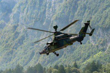 Mollis, İsviçre, 18 Ağustos 2023 Airbus Helikopteri Tiger UHT hava gösterisi sırasında