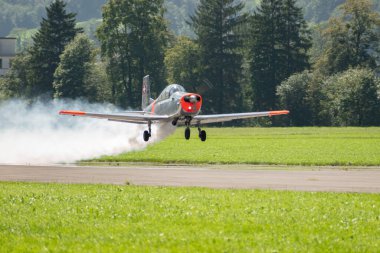 Mollis, İsviçre, 18 Ağustos 2023 HB-RCJ Pilatus P-3-05 tarihi pervane uçağı 01 numaralı pistten kalkıyor.