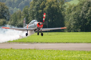 Mollis, İsviçre, 18 Ağustos 2023 HB-RCJ Pilatus P-3-05 tarihi pervane uçağı 01 numaralı pistten kalkıyor.