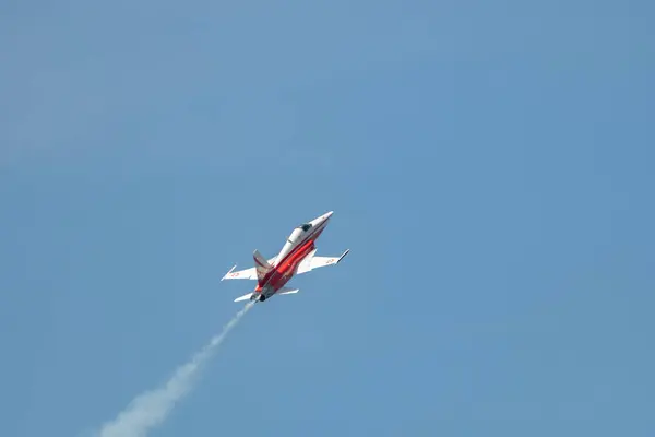 モリス スイス 2023 パトロイユスイスノースロップF 5EタイガーIi 空気ディスプレイ中にアクロバティックフライトを行う軍用ジェット — ストック写真
