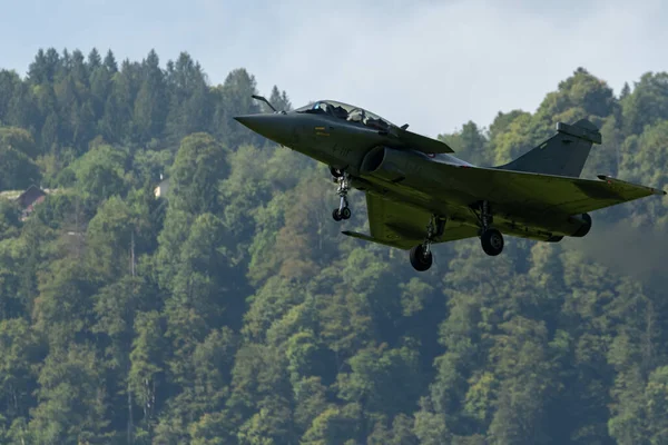 2023年8月18日 瑞士莫利斯 拉法尔战斗机正在空中表演杂技 — 图库照片
