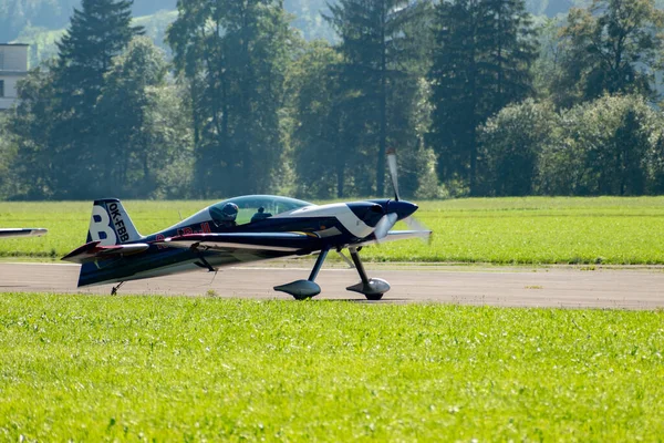 Mollis Ελβετία Αυγούστου 2023 Ιπτάμενο Αεροσκάφος Των Ταύρων Τροχοδρομεί Στο — Φωτογραφία Αρχείου