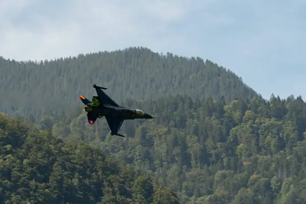 モリス スイス 2023 ロッキードマーティンF 16Amファルコン戦闘機は エアディスプレイ中に実行しています — ストック写真