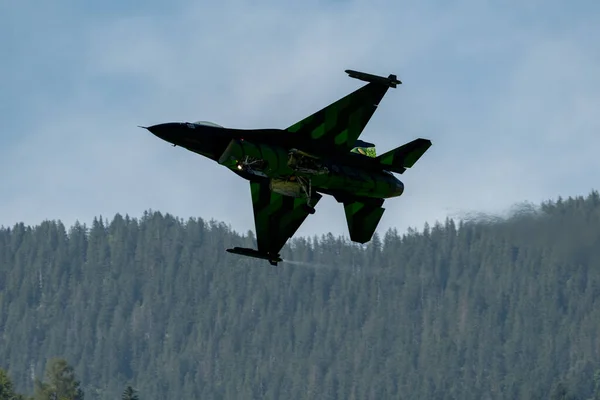 モリス スイス 2023 ロッキードマーティンF 16Amファルコン戦闘機は エアディスプレイ中に実行しています — ストック写真