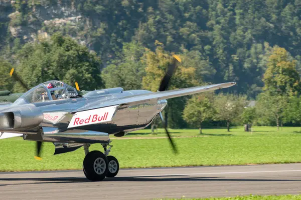 モリス スイス 2023 25Y ロッキード 38L ライトニングの歴史的な航空機は滑走路でタクシーをしています — ストック写真